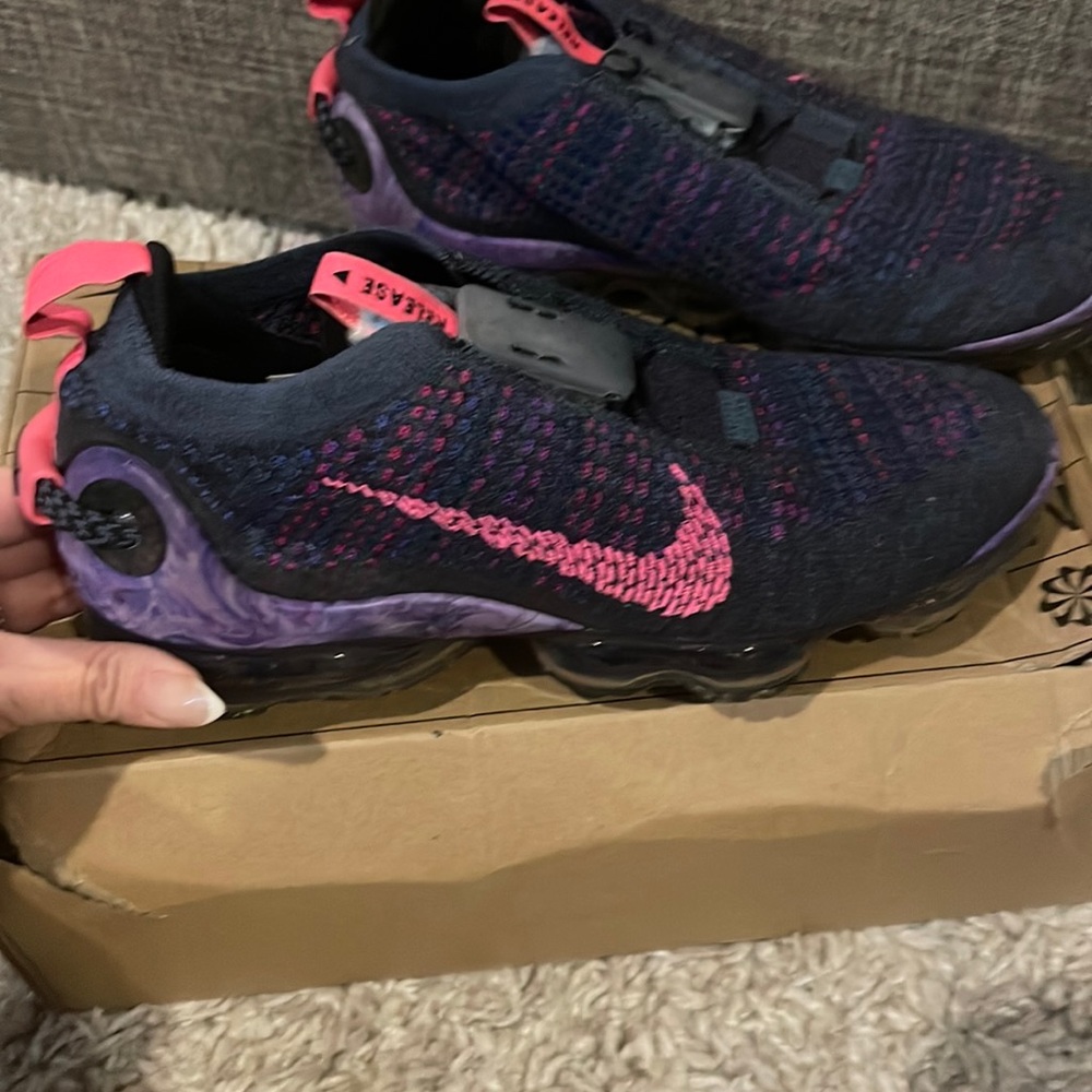 Gently used vapor 2020 grey with pink no box